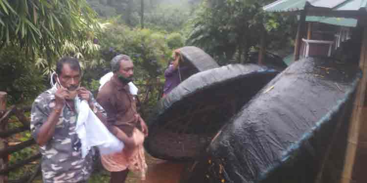 രക്ഷാ പ്രവർത്തനത്തിന് സജ്ജരായി കുട്ടവഞ്ചി തൊഴിലാളികൾ രക്ഷാ പ്രവർത്തനത്തിന് സജ്ജരായി കുട്ടവഞ്ചി തൊഴിലാളികൾ