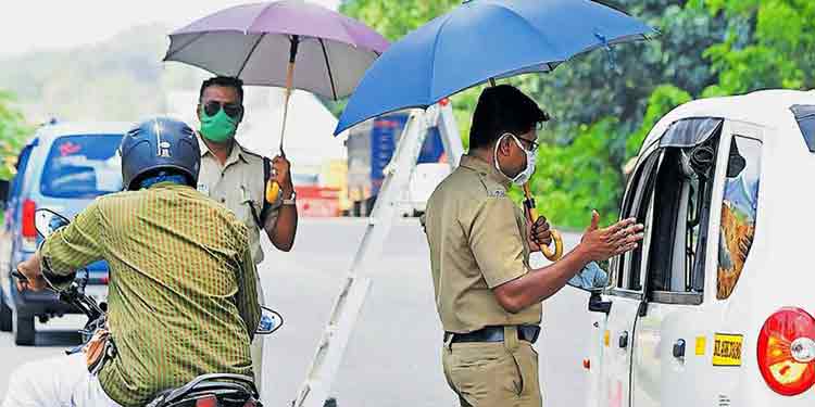 ട്രിപ്പിൾ ലോക്ക്ഡൗൺ : ബാങ്കുകൾ മൂന്നു ദിവസം പ്രവർത്തിക്കും ; പാല്, പത്രം വിതരണം രാവിലെ 8 മണി വരെ ട്രിപ്പിൾ ലോക്ക്ഡൗൺ : ബാങ്കുകൾ മൂന്നു ദിവസം പ്രവർത്തിക്കും ; പാല്, പത്രം വിതരണം രാവിലെ 8 മണി വരെ