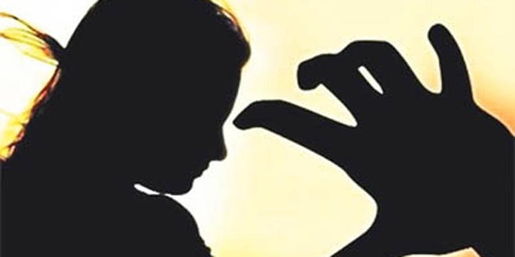 പതിനഞ്ചുകാരിയായ മകളെ പീഡിപ്പിച്ച കേസിൽ പിതാവ് അറസ്റ്റിൽ പതിനഞ്ചുകാരിയായ മകളെ പീഡിപ്പിച്ച കേസിൽ പിതാവ് അറസ്റ്റിൽ