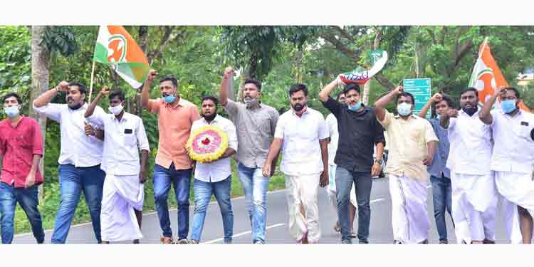 പി.എസ് സി ഓഫീസിനു മുമ്പിൽ യൂത്ത് കോൺഗ്രസ് റീത്തു വെച്ചു പി.എസ് സി ഓഫീസിനു മുമ്പിൽ യൂത്ത് കോൺഗ്രസ് റീത്തു വെച്ചു