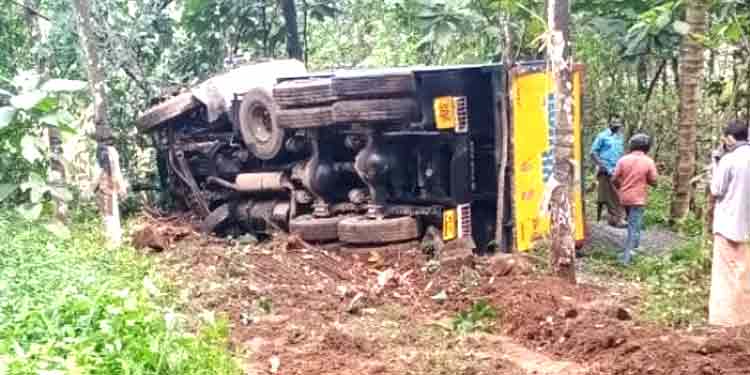 പയ്യനാമണ്ണിൽ ടിപ്പർ നിയന്ത്രണം വിട്ട് മറിഞ്ഞു പയ്യനാമണ്ണിൽ ടിപ്പർ നിയന്ത്രണം വിട്ട് മറിഞ്ഞു