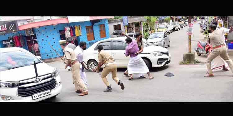 വനം വകുപ്പ് മന്ത്രി കെ രാജുവിനെ അടൂരില് യൂത്ത് കോൺഗ്രസ് കരിങ്കൊടി കാണിച്ചു വനം വകുപ്പ് മന്ത്രി കെ രാജുവിനെ അടൂരില് യൂത്ത് കോൺഗ്രസ് കരിങ്കൊടി കാണിച്ചു