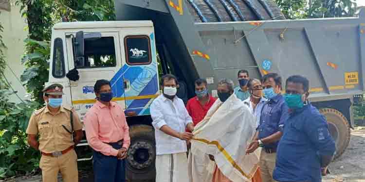 രക്ഷാപ്രവര്ത്തനത്തിന് കോന്നിയില് നിന്നെത്തിയ കുട്ടവഞ്ചി തുഴച്ചിലുകാരെ ആദരിച്ചു രക്ഷാപ്രവര്ത്തനത്തിന് കോന്നിയില് നിന്നെത്തിയ കുട്ടവഞ്ചി തുഴച്ചിലുകാരെ ആദരിച്ചു