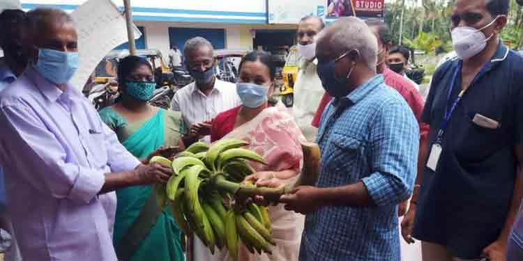 ഇരവിപേരൂരില് ഓണം പച്ചക്കറി വിപണി ആരംഭിച്ചു ഇരവിപേരൂരില് ഓണം പച്ചക്കറി വിപണി ആരംഭിച്ചു