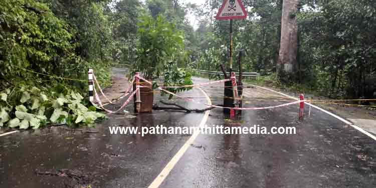 ശബരിമല റോഡ് കീറി വിള്ളലും താഴ്ച്ചയും ; അട്ടത്തോട് മുതല് ചാലക്കയം വരെ ഗതാഗതം നിരോധിച്ചു ശബരിമല റോഡ് കീറി വിള്ളലും താഴ്ച്ചയും ; അട്ടത്തോട് മുതല് ചാലക്കയം വരെ ഗതാഗതം നിരോധിച്ചു