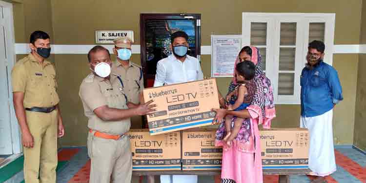 വിദ്യാർത്ഥികൾക്ക് കൈത്താങ്ങായി പത്തനംതിട്ട ഡി.വൈ.എസ്.പി കെ.സജീവ് വിദ്യാർത്ഥികൾക്ക് കൈത്താങ്ങായി പത്തനംതിട്ട ഡി.വൈ.എസ്.പി കെ.സജീവ്