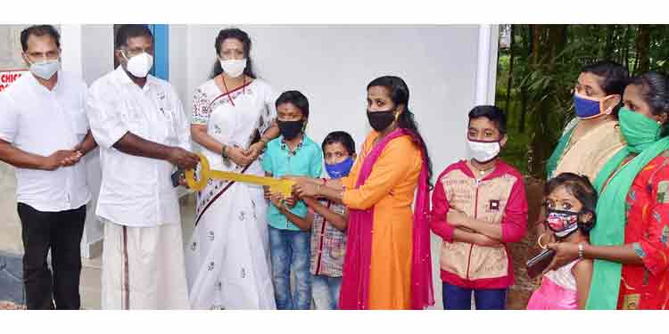 സോഷ്യൽ ക്ലബ്ബും സുനിൽ ടീച്ചറും കൈ കോർത്തു ; ആര്യക്കും മക്കൾക്കും വീടായി സോഷ്യൽ ക്ലബ്ബും സുനിൽ ടീച്ചറും കൈ കോർത്തു ; ആര്യക്കും മക്കൾക്കും വീടായി