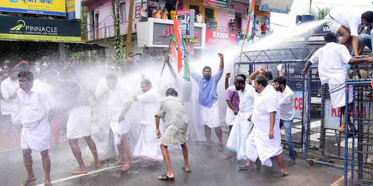 യൂത്ത് കോൺഗ്രസ് കളക്ട്രേറ്റ് മാർച്ചിൽ പോലീസിന്റെ നരനായാട്ട് യൂത്ത് കോൺഗ്രസ് കളക്ട്രേറ്റ് മാർച്ചിൽ പോലീസിന്റെ നരനായാട്ട്