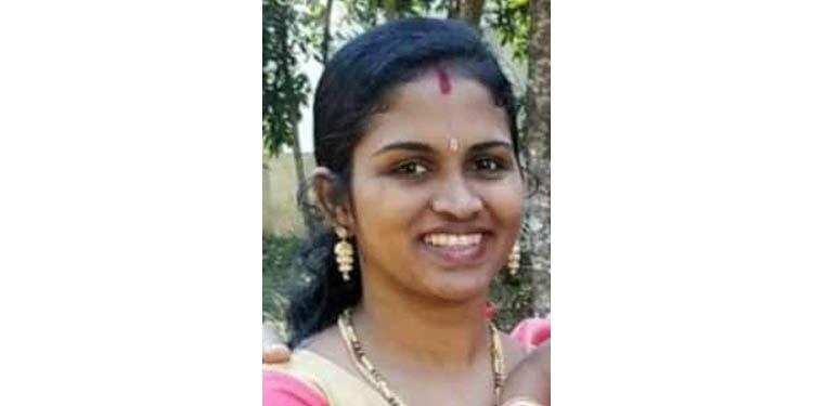 പയ്യാവൂരില് രണ്ട് പെണ്മക്കളുമൊത്ത് ആത്മഹത്യയ്ക്ക് ശ്രമിച്ച് ചികിത്സയിലായിരുന്ന യുവതിയും മരിച്ചു പയ്യാവൂരില് രണ്ട് പെണ്മക്കളുമൊത്ത് ആത്മഹത്യയ്ക്ക് ശ്രമിച്ച് ചികിത്സയിലായിരുന്ന യുവതിയും മരിച്ചു