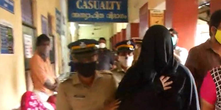 സ്വപ്നാ സുരേഷിനൊപ്പം വനിതാ പോലീസുകാര് സെല്ഫിയെടുത്ത സംഭവത്തില് ക്രൈംബ്രാഞ്ച് അന്വേഷണം സ്വപ്നാ സുരേഷിനൊപ്പം വനിതാ പോലീസുകാര് സെല്ഫിയെടുത്ത സംഭവത്തില് ക്രൈംബ്രാഞ്ച് അന്വേഷണം