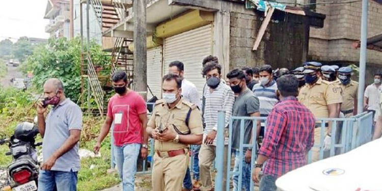 ഫഹദിന്റെ കൊലപാതകം : കളമശ്ശേരിയില് നിന്ന് കൊലപ്പെടുത്താന് ഉപയോഗിച്ച കത്തി കണ്ടെടുത്തു ഫഹദിന്റെ കൊലപാതകം : കളമശ്ശേരിയില് നിന്ന് കൊലപ്പെടുത്താന് ഉപയോഗിച്ച കത്തി കണ്ടെടുത്തു