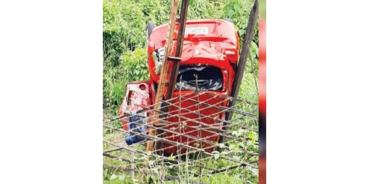 നിയന്ത്രണംവിട്ട കാര് തൂണുകള് തകര്ത്തു നിയന്ത്രണംവിട്ട കാര് തൂണുകള് തകര്ത്തു