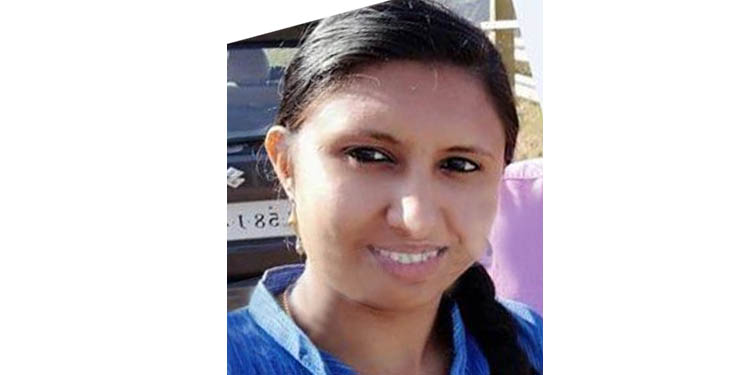 ബസില് കയറുന്നതിനിടെ വീണ് ഗര്ഭിണിയായ നഴ്സ് മരിച്ചു ബസില് കയറുന്നതിനിടെ വീണ് ഗര്ഭിണിയായ നഴ്സ് മരിച്ചു