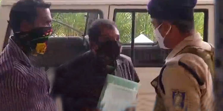 ജലീലിന് കൂരുക്ക് മുറുകി : കസ്റ്റംസ് ഖുറാന് കൊണ്ടു വന്നവരെ ചോദ്യം ചെയ്യുന്നു. ജലീലിന് കൂരുക്ക് മുറുകി : കസ്റ്റംസ് ഖുറാന് കൊണ്ടു വന്നവരെ ചോദ്യം ചെയ്യുന്നു.