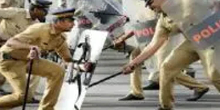 സമരക്കാരെ നേരിടാന് 2000 ഫൈബര് ലാത്തികള് വാങ്ങാനൊരുങ്ങുന്നു സമരക്കാരെ നേരിടാന് 2000 ഫൈബര് ലാത്തികള് വാങ്ങാനൊരുങ്ങുന്നു