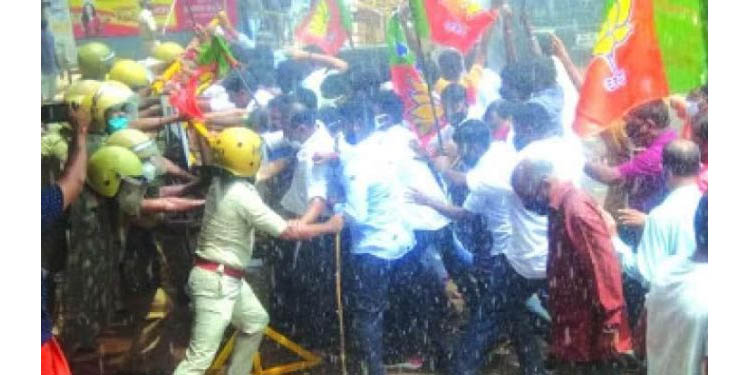 ബി.ജെ.പി മാര്ച്ചില് സംഘര്ഷം ; ജലപീരങ്കി പ്രയോഗിച്ചു ബി.ജെ.പി മാര്ച്ചില് സംഘര്ഷം ; ജലപീരങ്കി പ്രയോഗിച്ചു