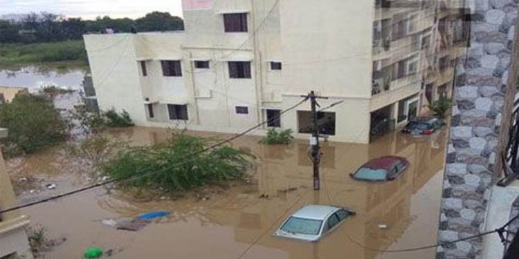 കനത്ത മഴ : ബംഗളൂരു നഗരത്തിലെ പല താഴ്ന്ന പ്രദേശങ്ങളെയും വെള്ളത്തില് കനത്ത മഴ : ബംഗളൂരു നഗരത്തിലെ പല താഴ്ന്ന പ്രദേശങ്ങളെയും വെള്ളത്തില്