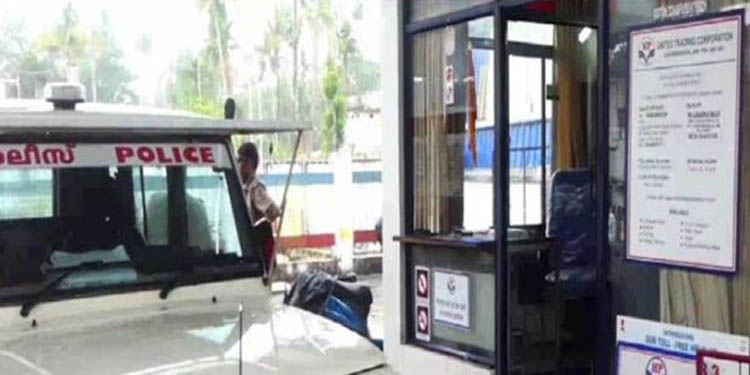 കയ്പമംഗലത്ത് പെട്രോള് പമ്പില് കവര്ച്ച ; അര ലക്ഷത്തിലധികം രൂപ മോഷണം പോയി കയ്പമംഗലത്ത് പെട്രോള് പമ്പില് കവര്ച്ച ; അര ലക്ഷത്തിലധികം രൂപ മോഷണം പോയി