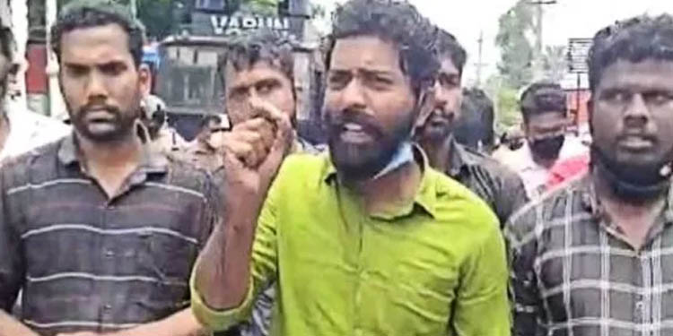 പോലീസുകാരെയും മന്ത്രി മേഴ്സിക്കുട്ടിയമ്മയെയും വീട് കയറി അക്രമിക്കുo : ഭീഷണിയുമായി യുവമോര്ച്ചാ സംസ്ഥാന സെക്രട്ടറി പോലീസുകാരെയും മന്ത്രി മേഴ്സിക്കുട്ടിയമ്മയെയും വീട് കയറി അക്രമിക്കുo : ഭീഷണിയുമായി യുവമോര്ച്ചാ സംസ്ഥാന സെക്രട്ടറി