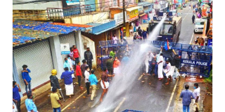 യൂത്ത് കോണ്ഗ്രസ് മാര്ച്ചിന് നേരേ പോലീസ് ജലപീരങ്കി പ്രയോഗിച്ചു യൂത്ത് കോണ്ഗ്രസ് മാര്ച്ചിന് നേരേ പോലീസ് ജലപീരങ്കി പ്രയോഗിച്ചു