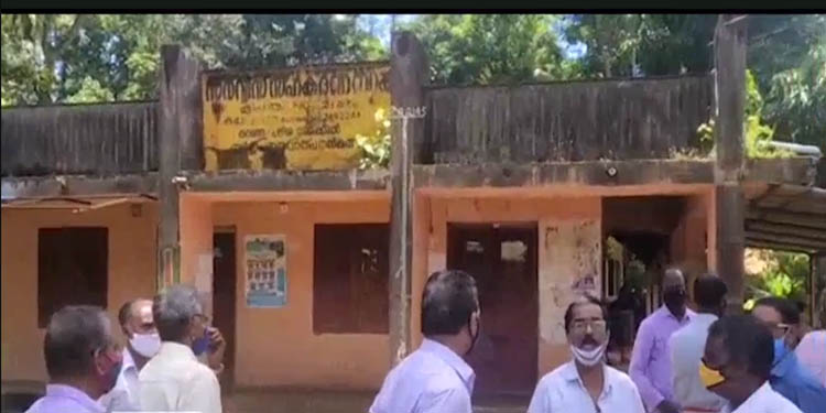 കരുവാറ്റയിലെ സഹകരണ ബാങ്കില് നിന്ന് അഞ്ചരക്കിലോ സ്വര്ണവും നാലരലക്ഷം രൂപയും കവര്ന്നു കരുവാറ്റയിലെ സഹകരണ ബാങ്കില് നിന്ന് അഞ്ചരക്കിലോ സ്വര്ണവും നാലരലക്ഷം രൂപയും കവര്ന്നു