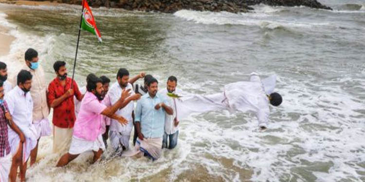 കെ ടി ജലീല് രാജി വെയ്ക്കാത്തതില് പ്രതിഷേധിച്ച് യൂത്ത് കോണ്ഗ്രസിന്റെ നേതൃത്വത്തില് കെ ടി ജലീലിന്റെ കോലം അറബിക്കടലില് കെട്ടിത്താഴ്ത്തി കെ ടി ജലീല് രാജി വെയ്ക്കാത്തതില് പ്രതിഷേധിച്ച് യൂത്ത് കോണ്ഗ്രസിന്റെ നേതൃത്വത്തില് കെ ടി ജലീലിന്റെ കോലം അറബിക്കടലില് കെട്ടിത്താഴ്ത്തി