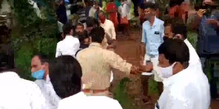 വീട്ടില് ബോംബ് നിര്മാണത്തിനിടെ സ്ഫോടനം സിപിഎം പ്രവര്ത്തകന്റെ കൈകള്ക്കു ഗുരുതരപരിക്ക് വീട്ടില് ബോംബ് നിര്മാണത്തിനിടെ സ്ഫോടനം സിപിഎം പ്രവര്ത്തകന്റെ കൈകള്ക്കു ഗുരുതരപരിക്ക്