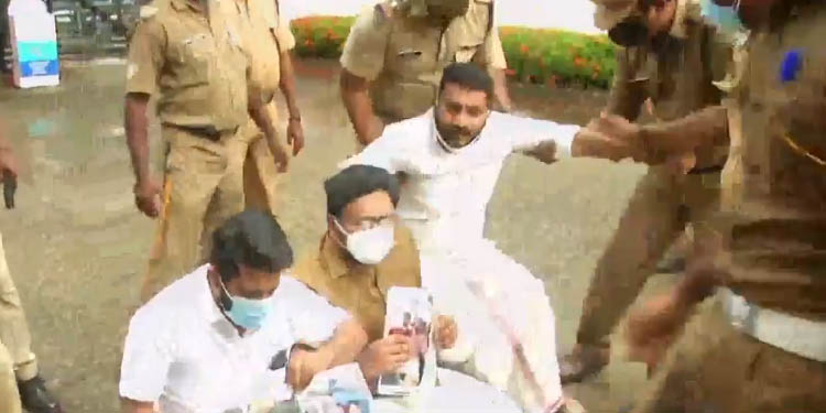 പോലീസ് അതിക്രമത്തിനെതിരെ തലസ്ഥാനത്ത് എം എല് എമാരുടെ പ്രതിഷേധം : ഷാഫിപറമ്പിലും, ശബരീനാഥനും അറസ്റ്റില് പോലീസ് അതിക്രമത്തിനെതിരെ തലസ്ഥാനത്ത് എം എല് എമാരുടെ പ്രതിഷേധം : ഷാഫിപറമ്പിലും, ശബരീനാഥനും അറസ്റ്റില്