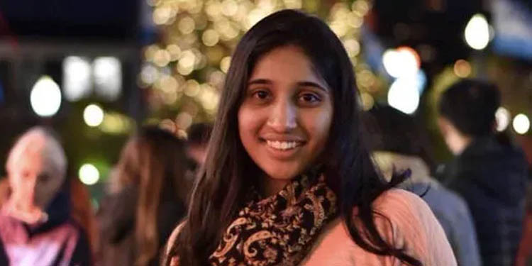 ഭാവി വരനൊപ്പം സെല്ഫിയെടുക്കാന് ശ്രമിക്കുന്നതിനിടെ വെള്ളച്ചാട്ടത്തില് വീണ് ഇന്ത്യന് യുവതി മരിച്ചു ഭാവി വരനൊപ്പം സെല്ഫിയെടുക്കാന് ശ്രമിക്കുന്നതിനിടെ വെള്ളച്ചാട്ടത്തില് വീണ് ഇന്ത്യന് യുവതി മരിച്ചു