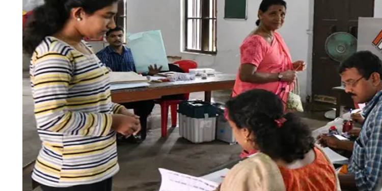 നവംബറില് ചവറ, കുട്ടനാട് മണ്ഡലങ്ങളിലേക്ക് നടക്കുന്ന ഉപതെരഞ്ഞെടുപ്പ് ഒഴിവാക്കാന് സര്ക്കാര് ശ്രമം നവംബറില് ചവറ, കുട്ടനാട് മണ്ഡലങ്ങളിലേക്ക് നടക്കുന്ന ഉപതെരഞ്ഞെടുപ്പ് ഒഴിവാക്കാന് സര്ക്കാര് ശ്രമം