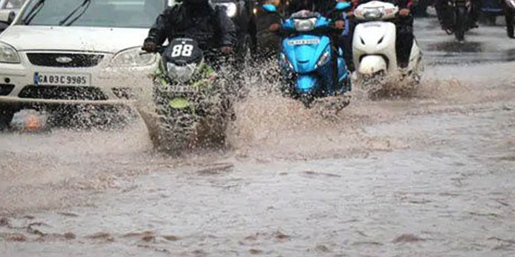 സംസ്ഥാനത്ത് ഇന്നും ശക്തമായ മഴ തുടരും ; നാല് ജില്ലകളില് ഓറഞ്ച് അലര്ട്ട് സംസ്ഥാനത്ത് ഇന്നും ശക്തമായ മഴ തുടരും ; നാല് ജില്ലകളില് ഓറഞ്ച് അലര്ട്ട്