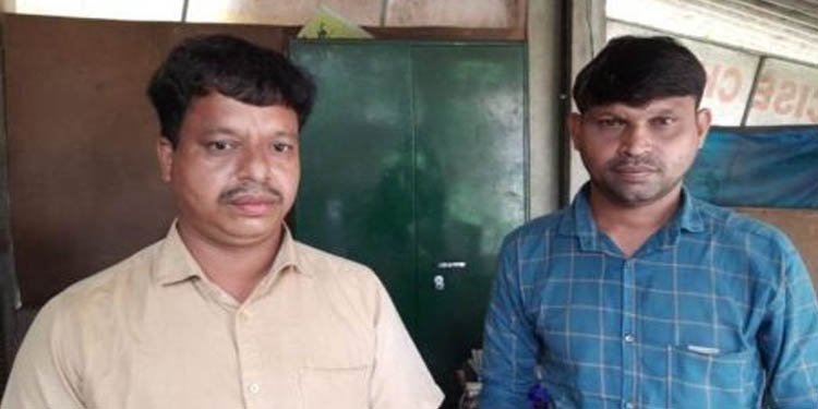 രേഖകളില്ലാതെ സംസ്ഥാനത്തേക്ക് കടത്താന് ശ്രമിച്ച 48 ലക്ഷവുമായി രണ്ട് പേര് പിടിയില് രേഖകളില്ലാതെ സംസ്ഥാനത്തേക്ക് കടത്താന് ശ്രമിച്ച 48 ലക്ഷവുമായി രണ്ട് പേര് പിടിയില്