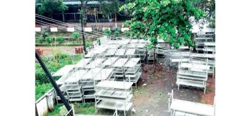 കോവിഡ് ഫസ്റ്റ് ലൈന് ട്രീറ്റ്മെന്റ് സെന്ററിലേക്കായി എത്തിച്ച കട്ടിലുകള് ഉപയോഗിക്കാതെ നശിക്കുന്നു കോവിഡ് ഫസ്റ്റ് ലൈന് ട്രീറ്റ്മെന്റ് സെന്ററിലേക്കായി എത്തിച്ച കട്ടിലുകള് ഉപയോഗിക്കാതെ നശിക്കുന്നു