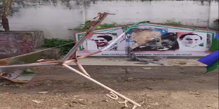 പരുമലയില് സി.പി.എം പ്രവർത്തകർ ഗാന്ധി സ്മൃതി മണ്ഡപവും കൊടിമരവും തകർത്തു പരുമലയില് സി.പി.എം പ്രവർത്തകർ ഗാന്ധി സ്മൃതി മണ്ഡപവും കൊടിമരവും തകർത്തു