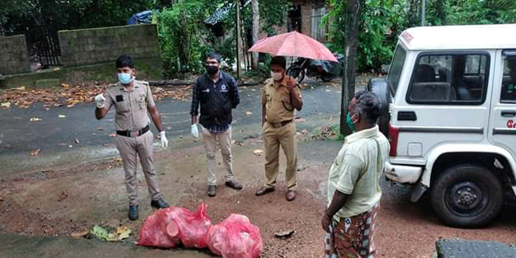 കണ്ടെയിന്റ്മെന്റ് സോണുകളിൽ ക്വാറന്റൈനിലുള്ളവർക്ക് ഭക്ഷ്യധാന്യങ്ങൾ എത്തിച്ച് നല്കി ഇലവുംതിട്ട ജനമൈത്രി പോലീസ് കണ്ടെയിന്റ്മെന്റ് സോണുകളിൽ ക്വാറന്റൈനിലുള്ളവർക്ക് ഭക്ഷ്യധാന്യങ്ങൾ എത്തിച്ച് നല്കി ഇലവുംതിട്ട ജനമൈത്രി പോലീസ്