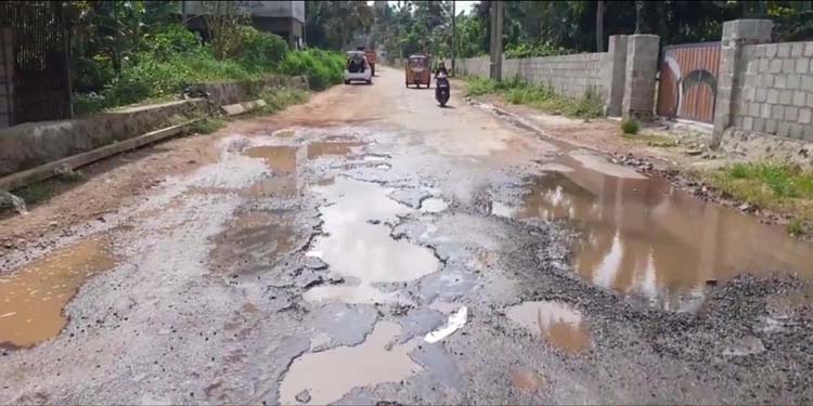 തിരുവല്ലയിൽ പൈപ്പ് പൊട്ടിയതു മൂലം ജനങ്ങൾ ദുരിതത്തിൽ തിരുവല്ലയിൽ പൈപ്പ് പൊട്ടിയതു മൂലം ജനങ്ങൾ ദുരിതത്തിൽ