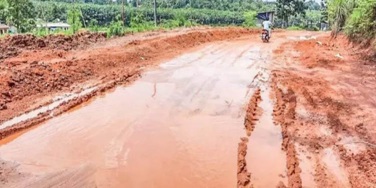 ഇളമണ്ണൂർ – പാടം റോഡ് പണി ആരംഭിച്ചിട്ട് രണ്ടു വർഷം ; പണി പൂർത്തിയാകാത്തതിൽ പ്രദേശവാസികൾ പ്രക്ഷോഭ നടപടികളിലേക്ക് ഇളമണ്ണൂർ – പാടം റോഡ് പണി ആരംഭിച്ചിട്ട് രണ്ടു വർഷം ; പണി പൂർത്തിയാകാത്തതിൽ പ്രദേശവാസികൾ പ്രക്ഷോഭ നടപടികളിലേക്ക്