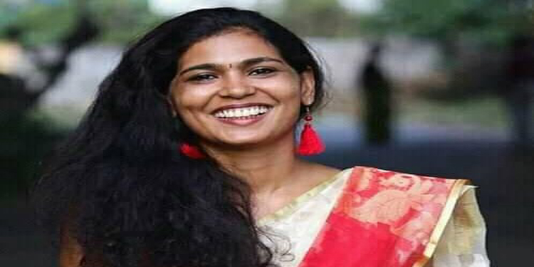 ‘എന്റെ പേര് പറഞ്ഞാല് വീട് കിട്ടാത്ത അവസ്ഥയാണ്, വ്യക്തിത്വം പണയം വെയ്ക്കാന് കഴിയില്ല’ : വികാരനിര്ഭരമായ ഫേസ്ബുക്ക് പോസ്റ്റുമായി രഹ്ന ഫാത്തിമ ‘എന്റെ പേര് പറഞ്ഞാല് വീട് കിട്ടാത്ത അവസ്ഥയാണ്, വ്യക്തിത്വം പണയം വെയ്ക്കാന് കഴിയില്ല’ : വികാരനിര്ഭരമായ ഫേസ്ബുക്ക് പോസ്റ്റുമായി രഹ്ന ഫാത്തിമ