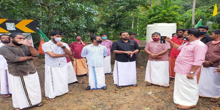 ഡി വൈ എഫ് ഐ ആക്രമണത്തിനെതിരെ വ്യാപക പ്രതിഷേധം ഡി വൈ എഫ് ഐ ആക്രമണത്തിനെതിരെ വ്യാപക പ്രതിഷേധം