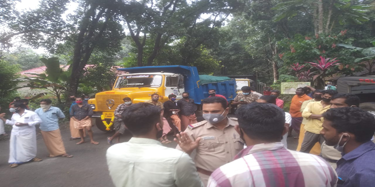 നിയന്ത്രണങ്ങൾ കാറ്റിൽ പറത്തി പാഞ്ഞ ടിപ്പർ ലോറികൾ യുവമോർച്ച പ്രവർത്തകർ തടഞ്ഞു നിയന്ത്രണങ്ങൾ കാറ്റിൽ പറത്തി പാഞ്ഞ ടിപ്പർ ലോറികൾ യുവമോർച്ച പ്രവർത്തകർ തടഞ്ഞു