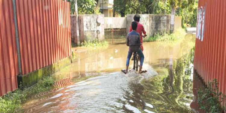 റെയിൽവേ അടിപ്പാതയിലെ വെള്ളക്കെട്ട് പ്രദേശവാസികൾക്ക് ദുരിതമായി മാറുന്നു റെയിൽവേ അടിപ്പാതയിലെ വെള്ളക്കെട്ട് പ്രദേശവാസികൾക്ക് ദുരിതമായി മാറുന്നു