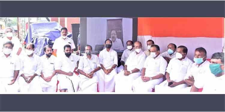 സംസ്ഥാന ഭരണം അരാജകത്വത്തിലേക്ക് കൂപ്പുകുത്തി : രമേശ് ചെന്നിത്തല സംസ്ഥാന ഭരണം അരാജകത്വത്തിലേക്ക് കൂപ്പുകുത്തി : രമേശ് ചെന്നിത്തല