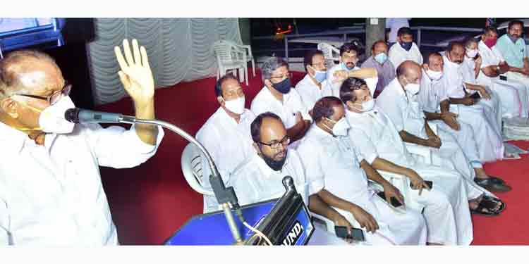 കേരളം കണ്ട ഏറ്റവും വലിയ നേതാവാണ് മുൻ മുഖ്യമന്ത്രി ഉമ്മൻ ചാണ്ടിയെന്ന് പ്രൊഫ. പി.ജെ.കുര്യൻ കേരളം കണ്ട ഏറ്റവും വലിയ നേതാവാണ് മുൻ മുഖ്യമന്ത്രി ഉമ്മൻ ചാണ്ടിയെന്ന് പ്രൊഫ. പി.ജെ.കുര്യൻ