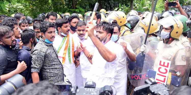 കെഎസ് യുവിന്റെ എസ് പി ഓഫീസ് മാർച്ചിനുനേരെ ലാത്തിച്ചാർജ് ; നിരവധി പ്രവർത്തകർക്ക് പരിക്കേറ്റു കെഎസ് യുവിന്റെ എസ് പി ഓഫീസ് മാർച്ചിനുനേരെ ലാത്തിച്ചാർജ് ; നിരവധി പ്രവർത്തകർക്ക് പരിക്കേറ്റു