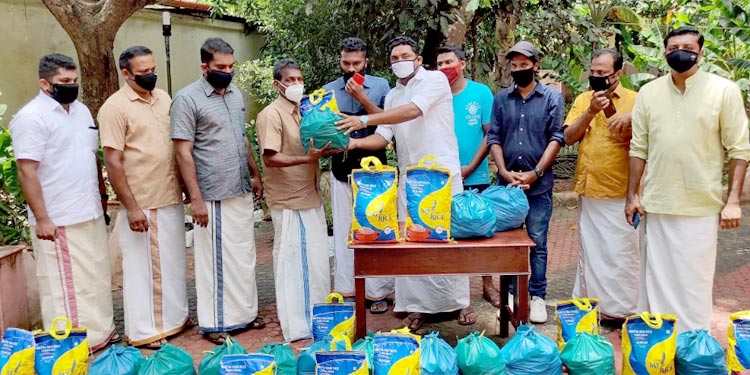 നിര്ദ്ദനര്ക്ക് ഓണമൊരുക്കി രാജീവ് യൂത്ത് ഫൗണ്ടേഷൻ ; വിതരണം ചെയ്തത് 1000 ഓണക്കിറ്റുകള് നിര്ദ്ദനര്ക്ക് ഓണമൊരുക്കി രാജീവ് യൂത്ത് ഫൗണ്ടേഷൻ ; വിതരണം ചെയ്തത് 1000 ഓണക്കിറ്റുകള്