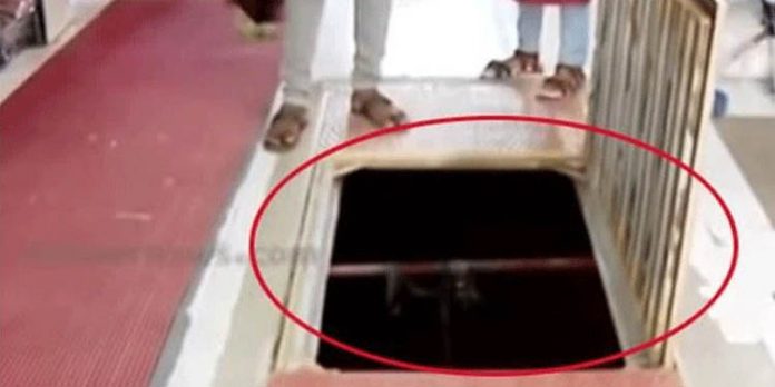 ഷോപ്പിംഗ് കോംപ്ലക്സില് സാധനങ്ങള് ഇറക്കാന് നടവഴിയിലുണ്ടാക്കിയ ദ്വാരത്തില് വീണ് ഒരാള് മരിച്ചു ഷോപ്പിംഗ് കോംപ്ലക്സില് സാധനങ്ങള് ഇറക്കാന് നടവഴിയിലുണ്ടാക്കിയ ദ്വാരത്തില് വീണ് ഒരാള് മരിച്ചു