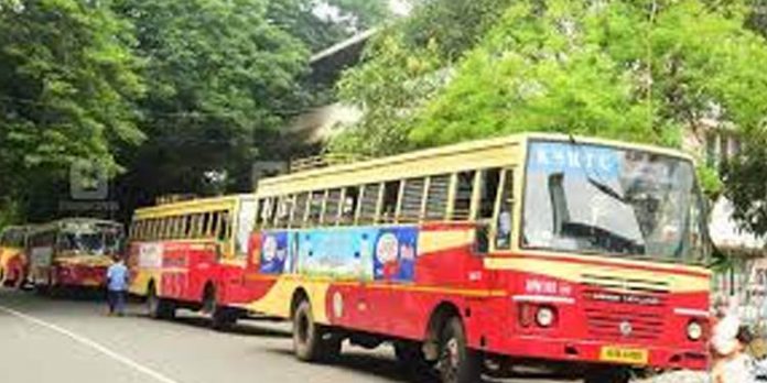 റോഡില് ബസുകള് നിര്ത്തിയിട്ട് മിന്നല് സമരം നടത്തിയ 90 കെ.എസ്.ആര്.ടി.സി. ഡ്രൈവര്മാരുടെ ലൈസന്സ് സസ്പെന്ഡ് ചെയ്യും റോഡില് ബസുകള് നിര്ത്തിയിട്ട് മിന്നല് സമരം നടത്തിയ 90 കെ.എസ്.ആര്.ടി.സി. ഡ്രൈവര്മാരുടെ ലൈസന്സ് സസ്പെന്ഡ് ചെയ്യും
