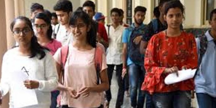കോവിഡ് : കേരളത്തില് ബിരുദ പഠനത്തിന് വിദ്യാര്ത്ഥികളുടെ എണ്ണം കൂടി കോവിഡ് : കേരളത്തില് ബിരുദ പഠനത്തിന് വിദ്യാര്ത്ഥികളുടെ എണ്ണം കൂടി