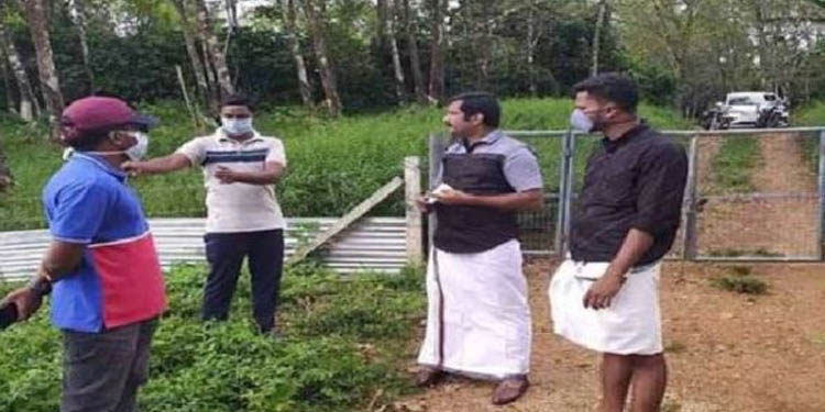 തിരുവാഭരണ പാതയില് ഹാരിസണ് മലയാളം ലിമിറ്റഡ് സ്ഥാപിച്ച ഇരുമ്പ് ഗേറ്റുകള് പൊളിച്ചു മാറ്റി തിരുവാഭരണ പാതയില് ഹാരിസണ് മലയാളം ലിമിറ്റഡ് സ്ഥാപിച്ച ഇരുമ്പ് ഗേറ്റുകള് പൊളിച്ചു മാറ്റി