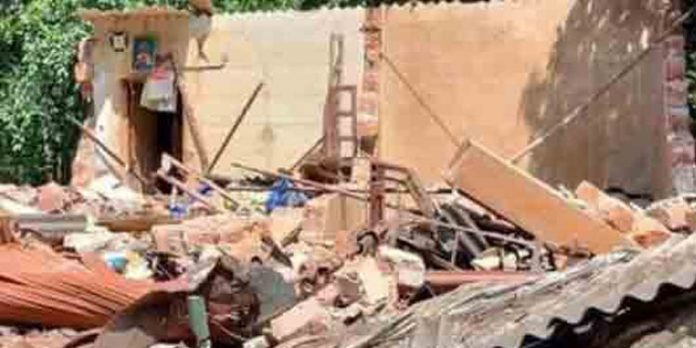 അയല്വാസിയുടെ കട ജെസിബി കൊണ്ട് പൊളിച്ചടുക്കിയ സംഭവം ; യുവാവിനേയും മണ്ണുമാന്തിയന്ത്രത്തിനേയും കസ്റ്റഡിയില് എടുത്തു അയല്വാസിയുടെ കട ജെസിബി കൊണ്ട് പൊളിച്ചടുക്കിയ സംഭവം ; യുവാവിനേയും മണ്ണുമാന്തിയന്ത്രത്തിനേയും കസ്റ്റഡിയില് എടുത്തു